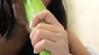 Pipino pinasok sa puke. FULL VID. Horny Pinay fcking a cucumber!
